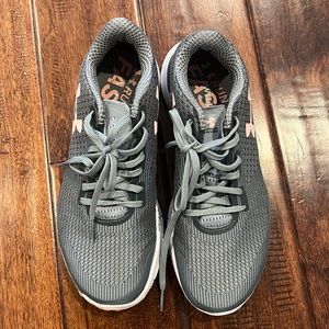 Under armour sneakers barely worn!